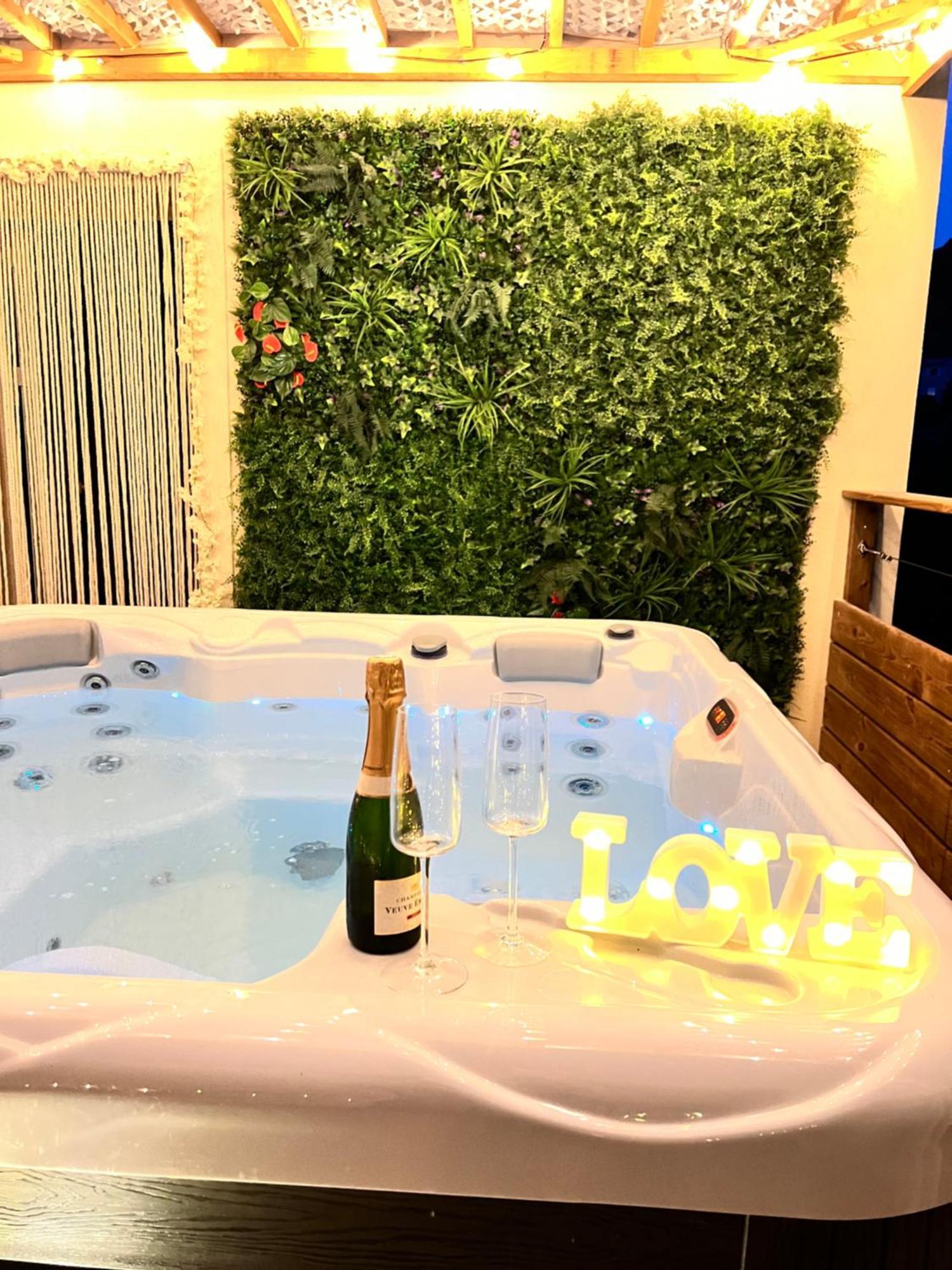 Love Room Tente Lodge Spa Mfg Chez C&C, Exclusivement Reservee Aux Adultes Cantaron Exterior foto