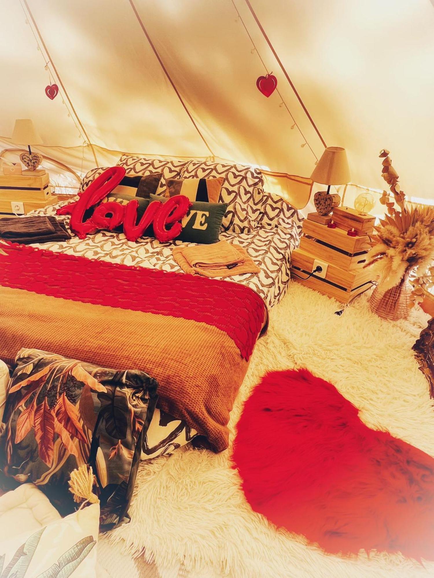 Love Room Tente Lodge Spa Mfg Chez C&C, Exclusivement Reservee Aux Adultes Cantaron Exterior foto
