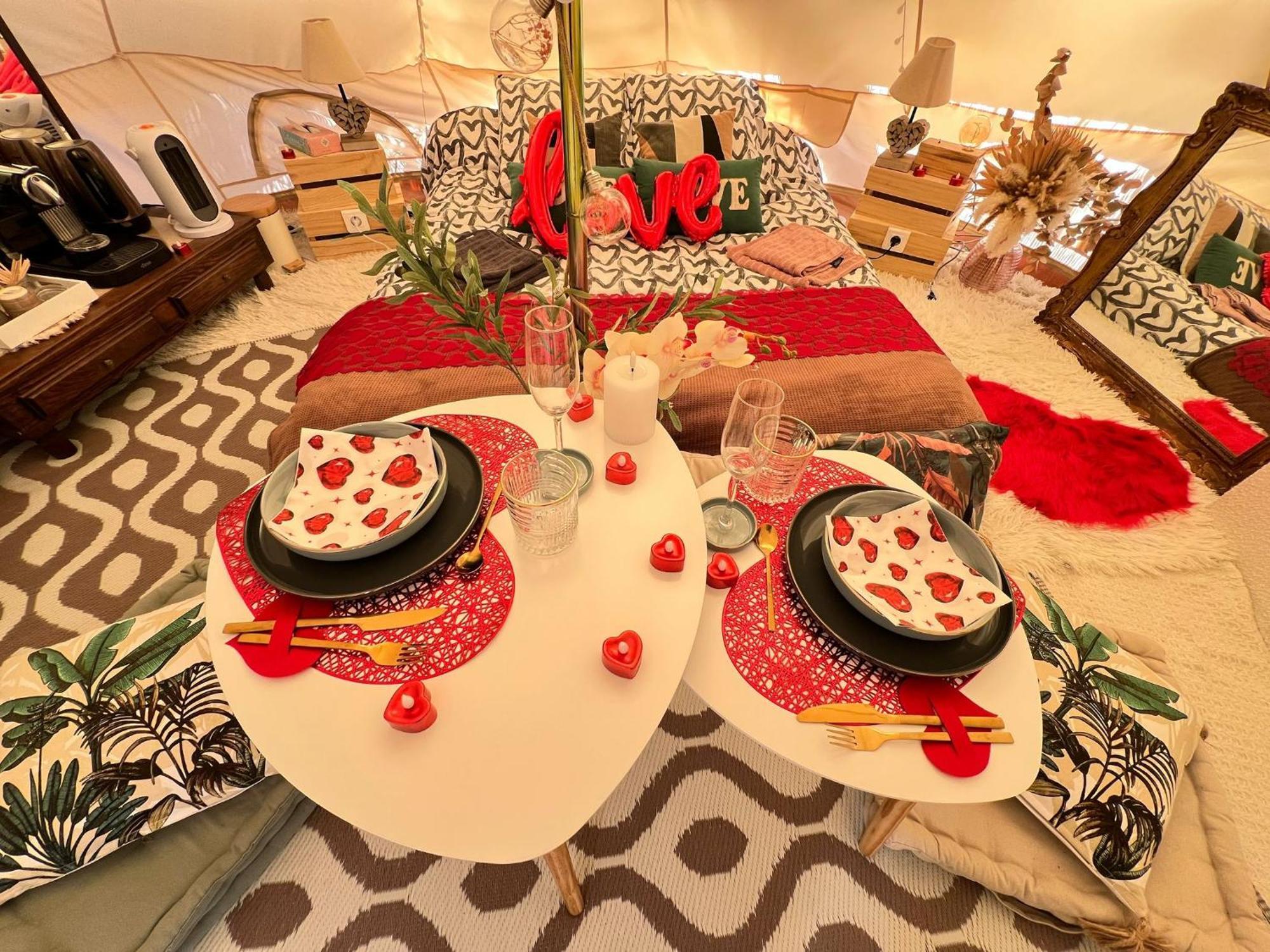 Love Room Tente Lodge Spa Mfg Chez C&C, Exclusivement Reservee Aux Adultes Cantaron Exterior foto